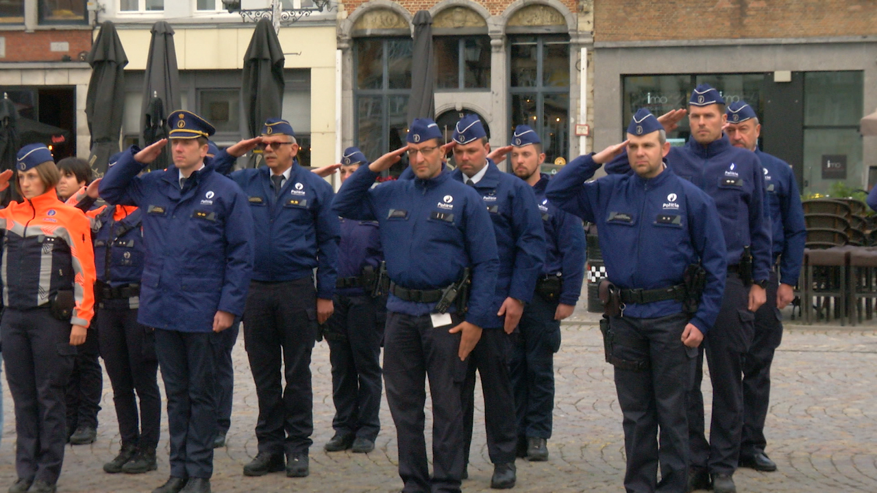 Politie En Brandweer Houden 1 Minuut Stilte Op Grote Markt Voor