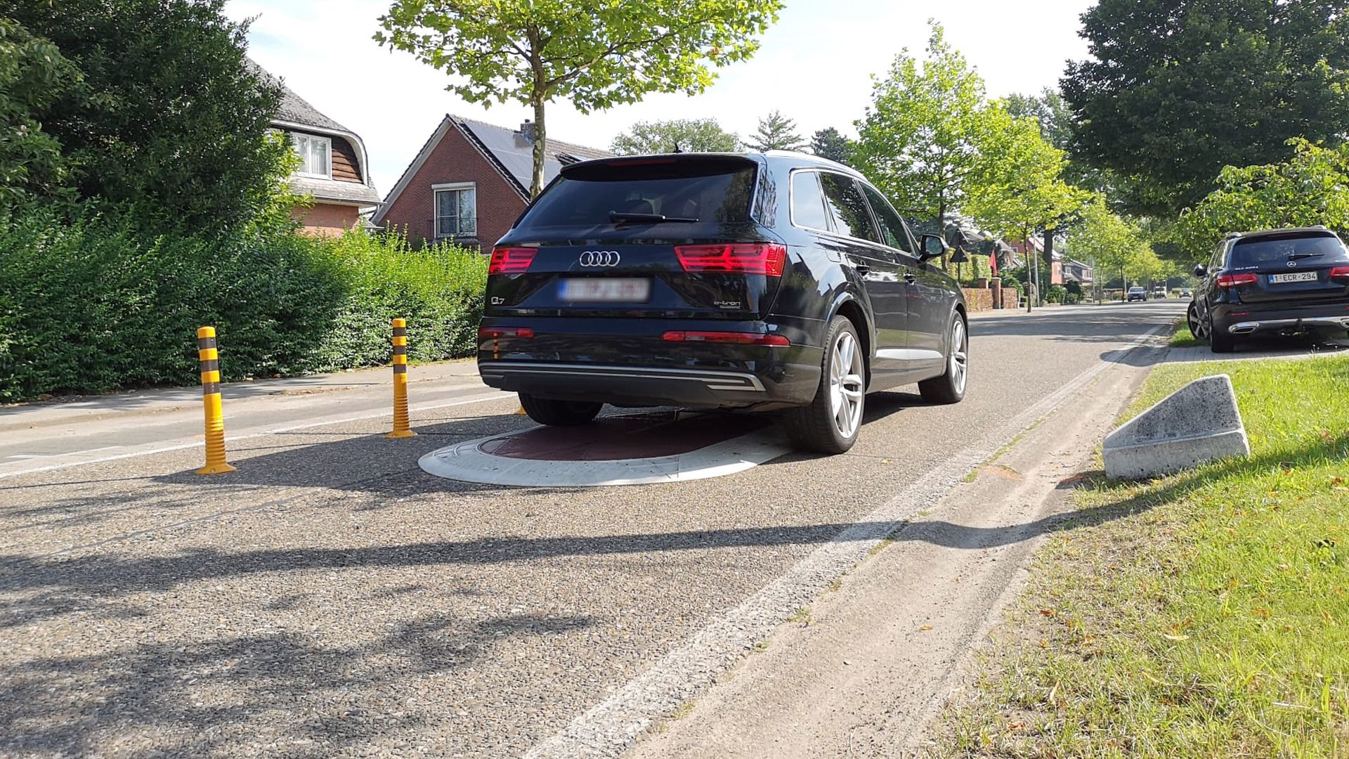 Road cushions, posts and concrete blocks should make the road between Oud-Turnhout and Ravels safer.