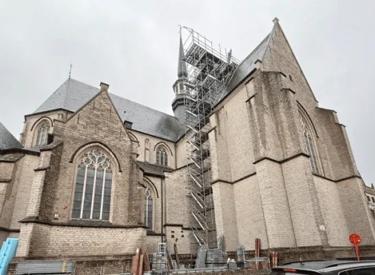 kerk geel in de steigers