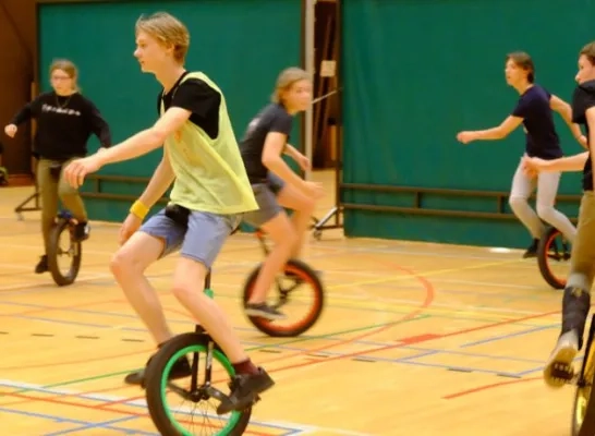 Leerlingen circus Locorotondo op een eenwieler