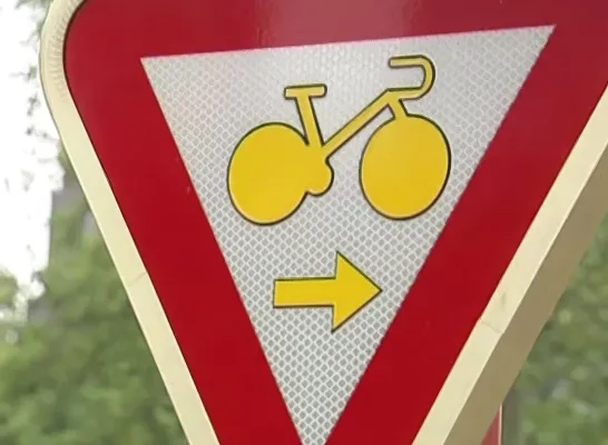 Verkeersbord B22 Fietsers mogen rechtsaf slaan