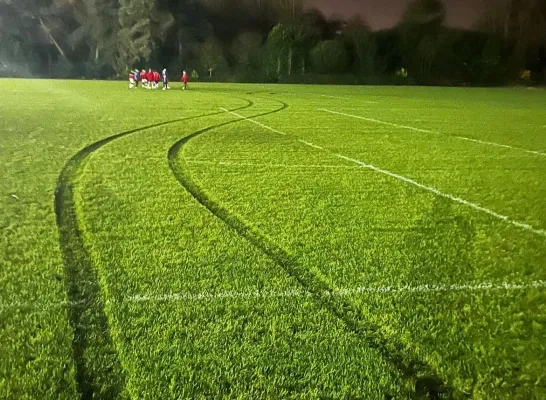 joyride vandalisme bandensporen voetbalveld punt-larum