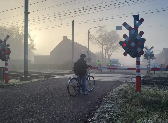 spooroverweg dicht slagbomen trein olen