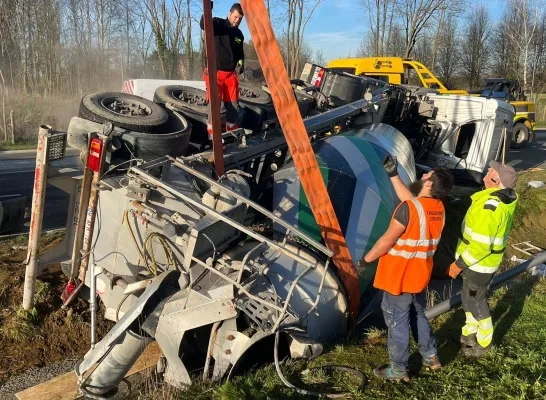 Gekantelde betonmixer in Heist-op-den-Berg