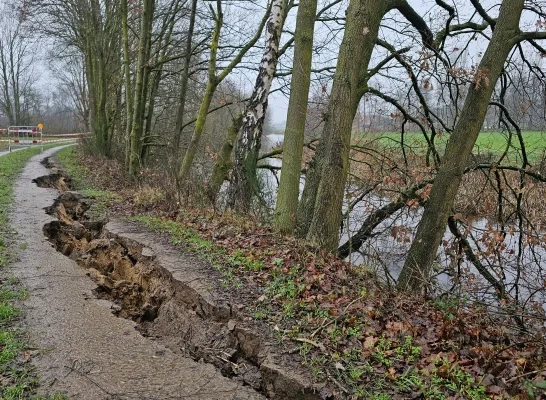 Scheur in oever rivier Aa in Lille