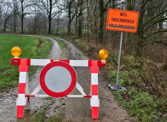 Wandelpad is afgesloten door scheur in oever van de Aa in Lille