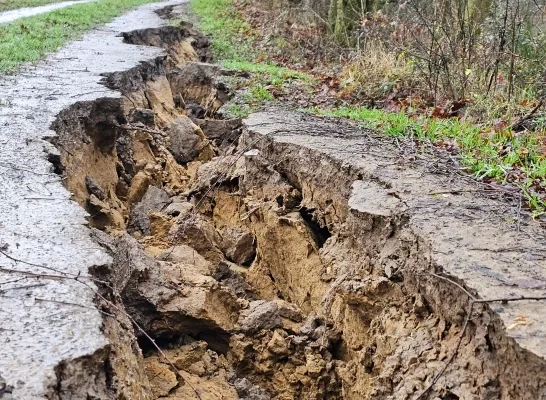 Scheur in oever rivier Aa in Lille