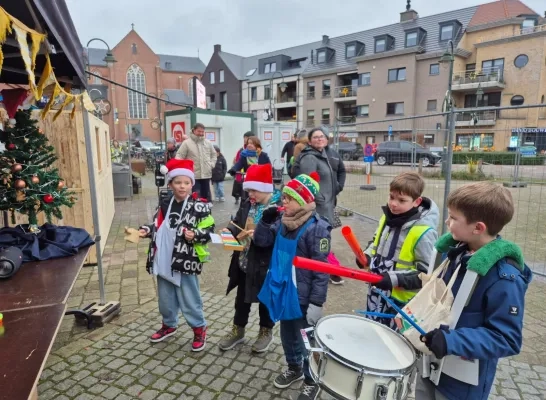 Animo bij het standje van de Jeugdraad en KruimelKrachtig bij het nieuwjaarszingen in Herenthout