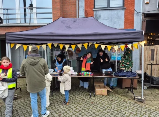 Animo bij het standje van de Jeugdraad en KruimelKrachtig bij het nieuwjaarszingen in Herenthout