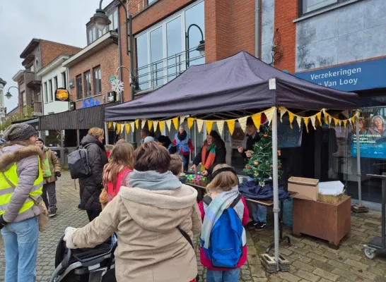 Animo bij het standje van de Jeugdraad en KruimelKrachtig bij het nieuwjaarszingen in Herenthout