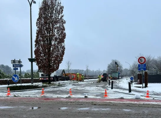 Glas op de weg door ongeval met vrachtwagen Olmen