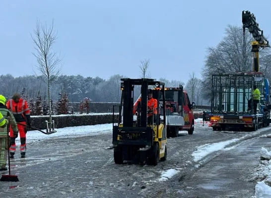 Glas op de weg door ongeval met vrachtwagen Olmen