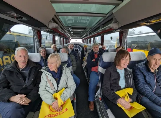 Bezoekers testen een bus bij Carolus in Mol