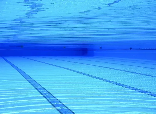 algemeen zwembad onder water