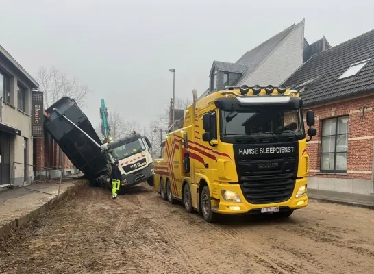 Vrachtwagen kantelt tegen gevel van woning Olen