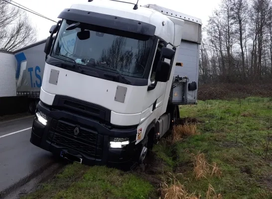 Vrachtwagen gracht Bornem