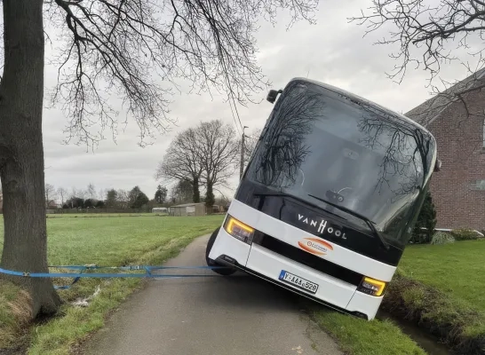 toeristische bus Koningshooikt in de gracht