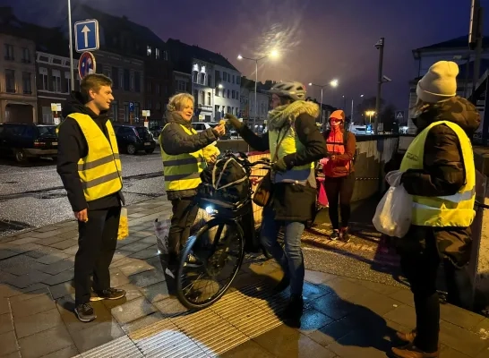 Jong N-VA deelt lichtjes uit aan fietsers