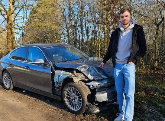 Lauran bij zijn aangereden auto