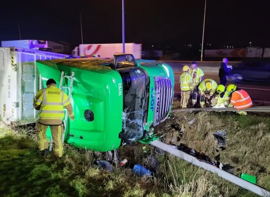 ongeval E313 vrachtwagen in berm