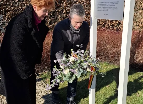 Bloemen bij herdenkingsbord Karel Van Noppen