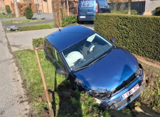 auto in gracht na botsing