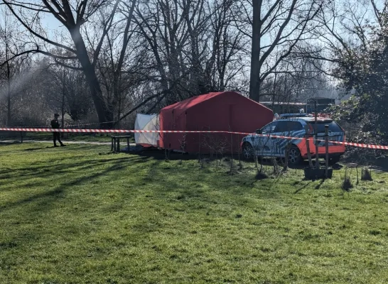 man in gracht hombeek 