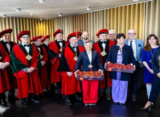 Ghesellen van Aardbei leveren aardbeien aan provinciebestuur