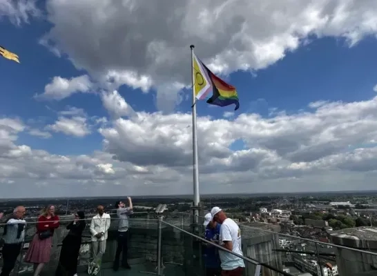 Pridevlag wappert voor gelijkheid op hoogste punt van Rivierenland