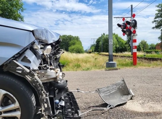 Trein rijdt auto aan