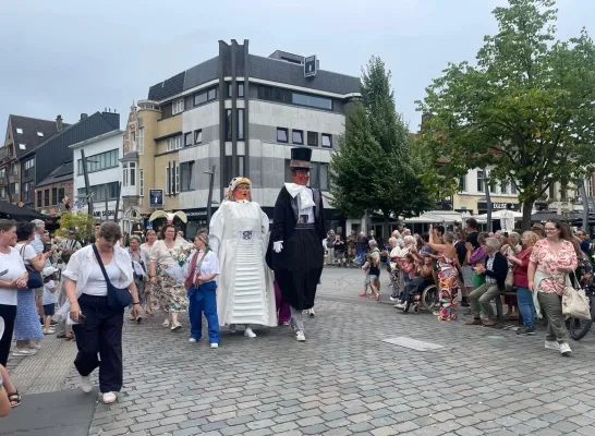 Reuzen trouwen in Turnhout