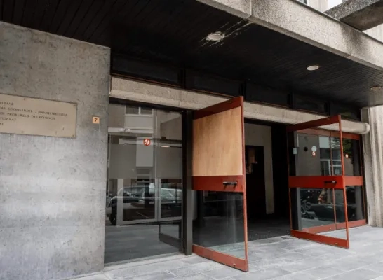 deur gerechtsgebouw Mechelen beschadigd