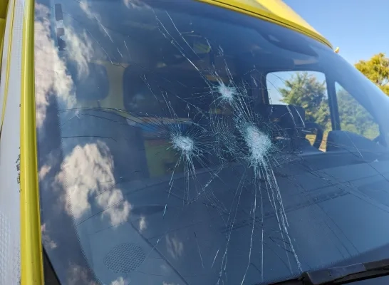 Beschadigde voorruit van ambulance