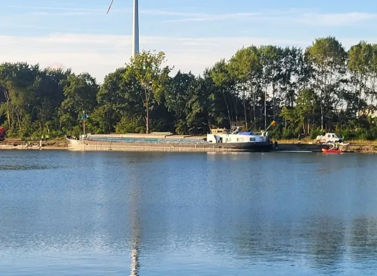 Vrachtschip lekt 10.000 liter olie in Albertkanaal Olen