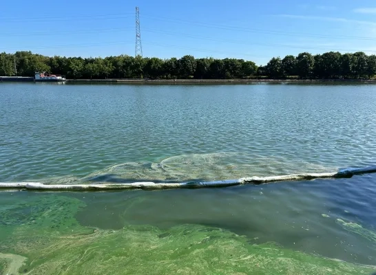 Vrachtschip lekt 10.000 liter olie in Albertkanaal Olen