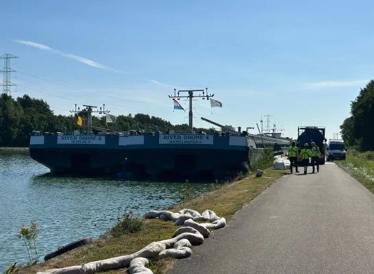 Vrachtschip lekt 10.000 liter olie in Albertkanaal Olen