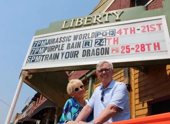 Annita en Andre aan hun cinema in Colorado