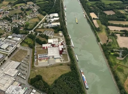 Olievlek op Albertkanaal in Olen