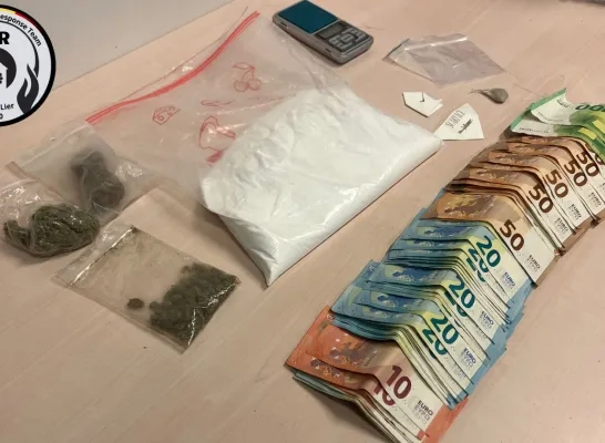 Drugs en geld gevonden bij huiszoeking
