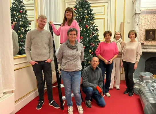 Decoratieteam Kerstmagie start voorbereidingen in Kasteel d’Ursel