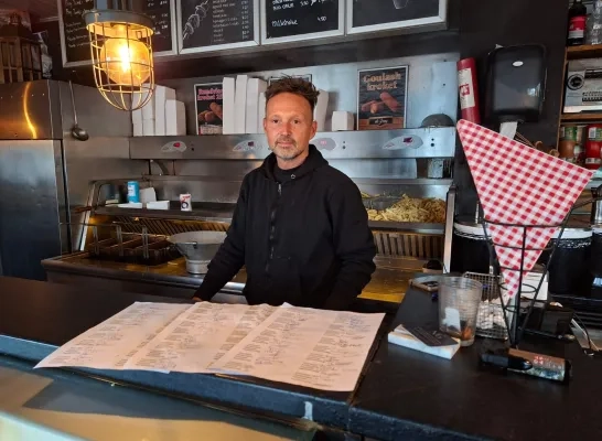 Uitbater Maurice Schut van frituur De Snack