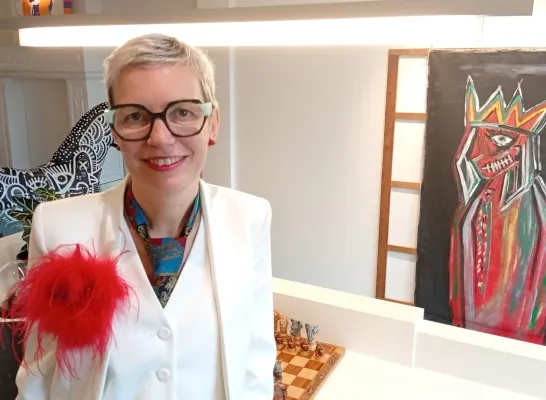 ART UUR galeriste Elke Cuypers uit Lier stelt voor één keer ook haar eigen woning open: “Laten zien wat kunst doet in een huis”