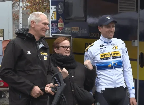 Toon Aerts aan de slag in Aardbeiencross