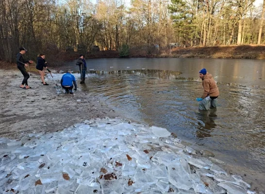 Nieuwjaarsduik in Baalse Hei Turnhout: vrijwilligers maken water ijsvrij