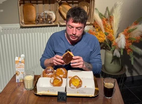 Steff Hens eet meer dan 2 kilo koffiekoeken in 22 minuten