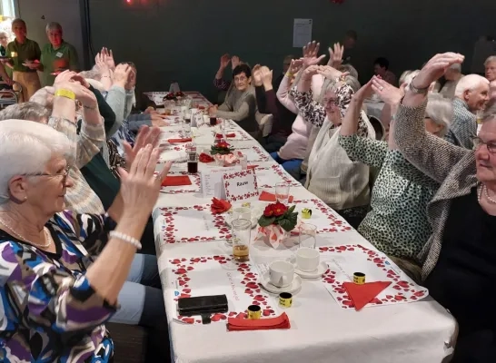 75-pluis amuseert zich op Valentijnsmiddag dat het een lieve lust is