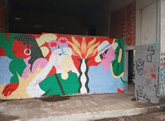 Manonina maakte speciaal voor hotelruïne deze imposante mural