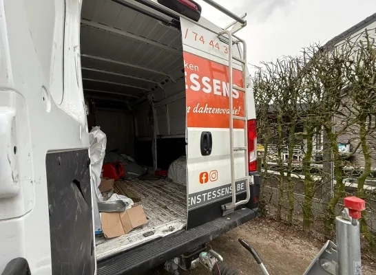 Bestelwagen leeggeroofd dakwerken Stessens Arendonk