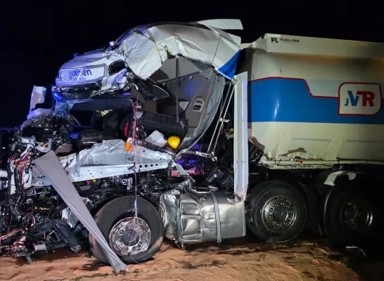 Tankwagen botst tegen boom in Weelde
