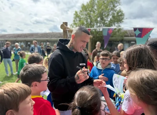 Radja Nainggolan neemt ruim de tijd voor handtekeningen en foto's